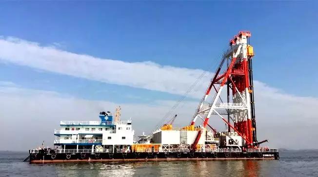     今天，是“中國制造日”，為您帶來的是“中國智造”的先進DCM船——“四航固基”號，從無到有的故事。您也許沒聽說過DCM船，還不清楚它具體有什么用處，雖然它其貌不揚，但卻是沿海港口碼頭、防波堤、人工島、圍海造地的基礎處理利器。它又叫深層水泥攪拌船，被譽為”深海打樁機”。