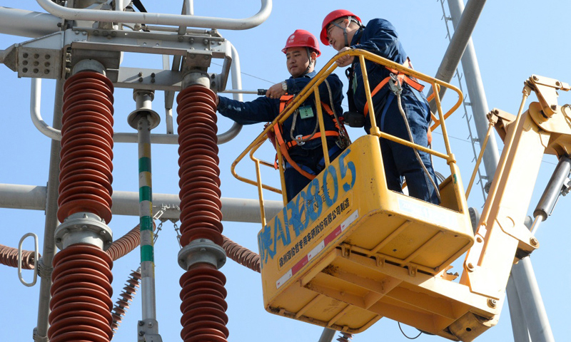 近日，國家電網陜西送變電工程公司260余名檢修人員齊聚陜西鳳翔縣柳林鎮±500千伏寶雞換流站，對7000余臺（組）電力設備進行維護，搶在冬季用電高峰前完成該站及寶（雞）德（陽）直流線路陜西段的雙極停電檢修，為川陜群眾溫暖過冬貢獻力量。（新華社記者 劉瀟 攝）