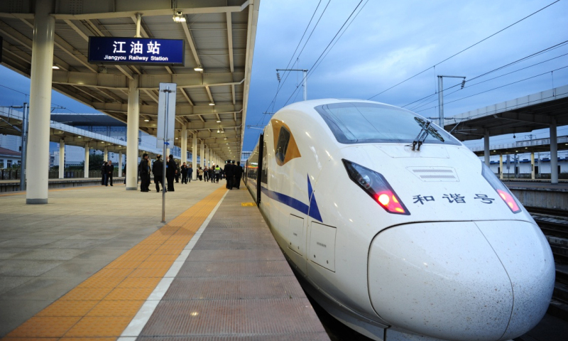 11月13日，55601次動車組試驗列車抵達四川江油站。（張博文 攝）