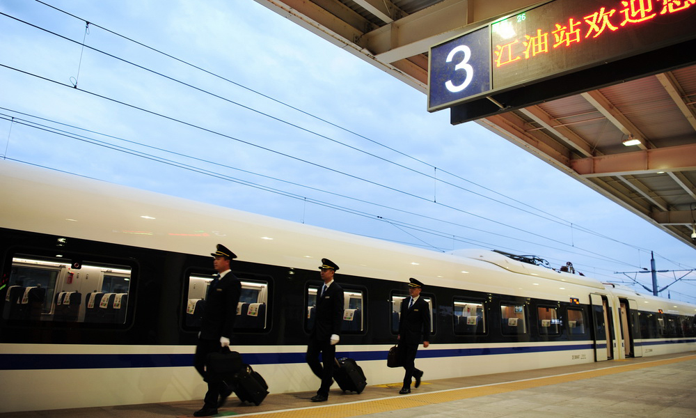 11月13日，55601次動車組試驗列車乘務員在江油站站臺上行走。（張博文 攝）