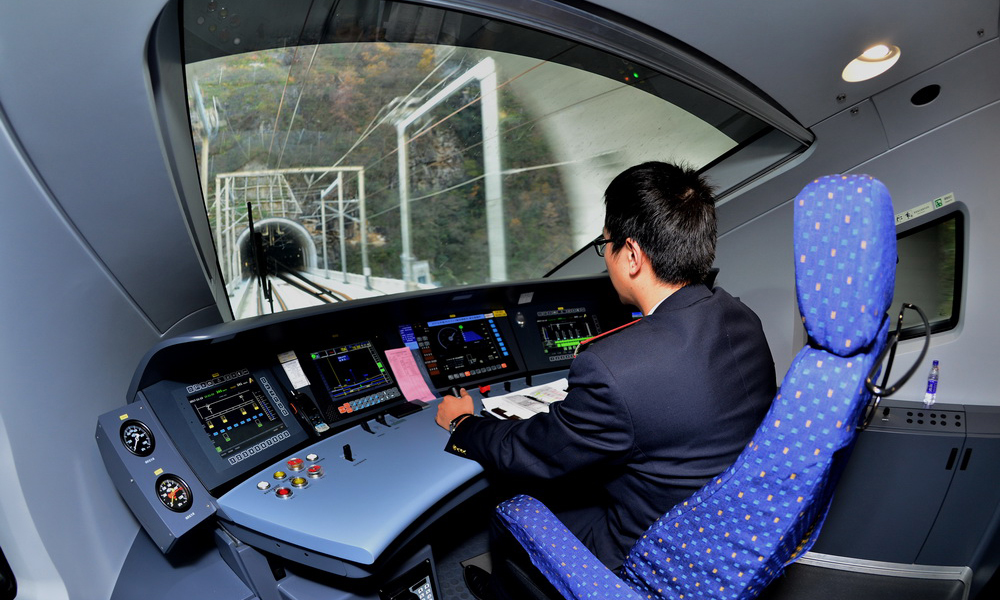 11月13日，一名司機在西安北站至江油站的55601次動車組試驗列車司機室工作。（唐振江 攝）