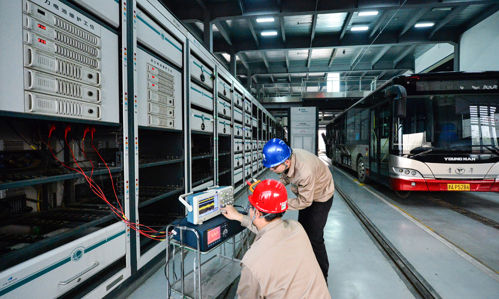 國網天津電科院技術人員在電動汽車充電機檢測平臺進行汽車充電設備投運前的“全面體檢”。