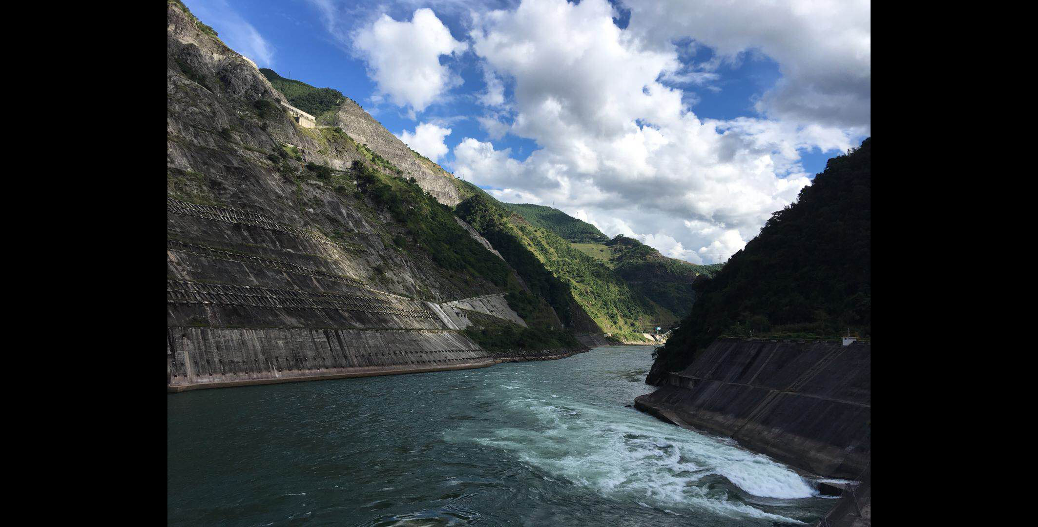 “浪滄原漢渡，環繞向三崇”。奔流于云南深山大峽谷中的瀾滄江不僅水能資源豐富，且具有地形地質條件優越、水量豐沛穩定、水庫淹沒損失小、綜合利用效益好等特點，適宜梯級水電站的開發。（國務院國資委網站 陳丹妮 攝）