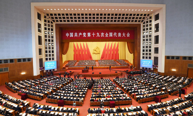 10月18日，中國共產黨第十九次全國代表大會在北京人民大會堂隆重開幕，習近平總書記代表第十八屆中央委員會向大會作報告。圖中是大會會場。(新華社記者 張鐸 攝)