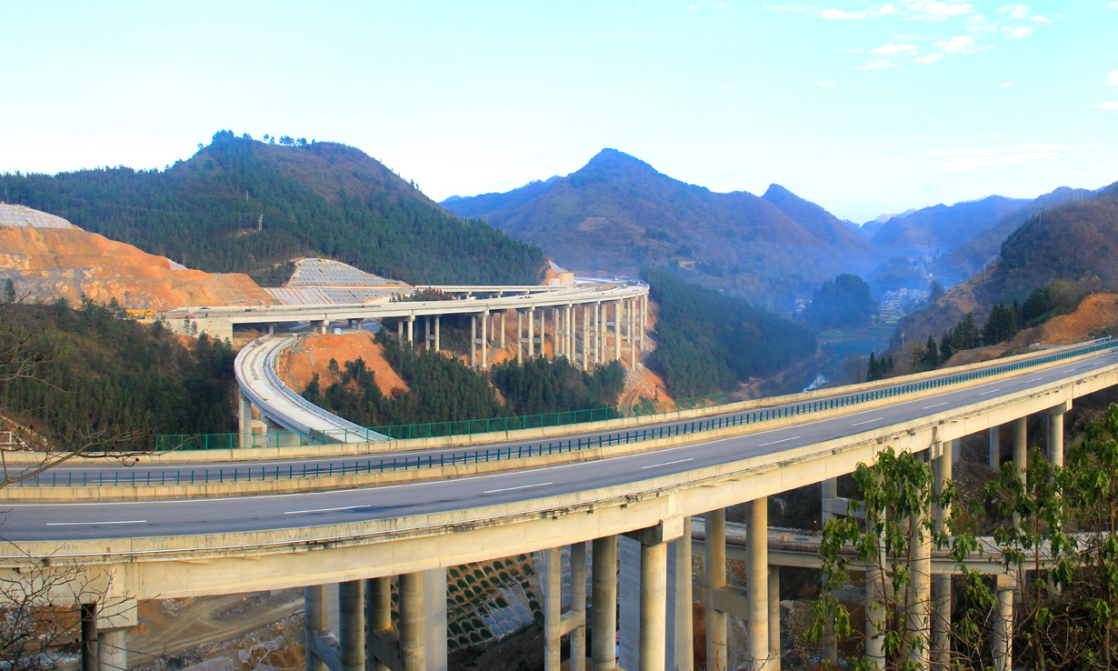 安紫高速公路是《貴州省高速公路網規劃》“五縱”的中段，是貴州省西南部通往“中國-東盟自由貿易區”的重要物流通道。