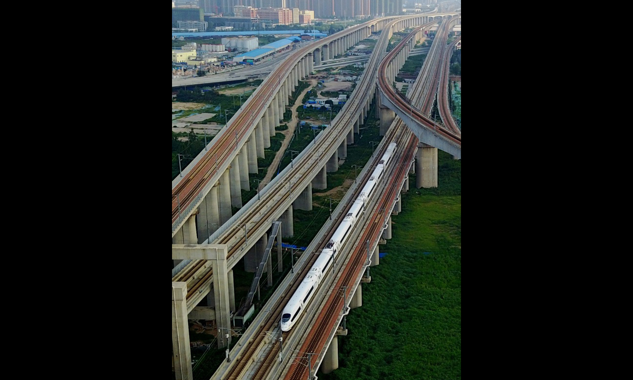 一列動車組列車從鄭州市區內縱橫交錯的高鐵線路中穿過。（新華社記者 李安 攝）