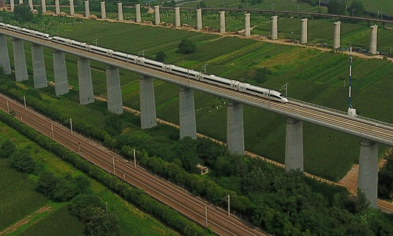 這是在商丘市區內已通車的隴海鐵路和徐蘭高鐵以及在建的商合杭高鐵線路。（新華社記者 李安 攝）