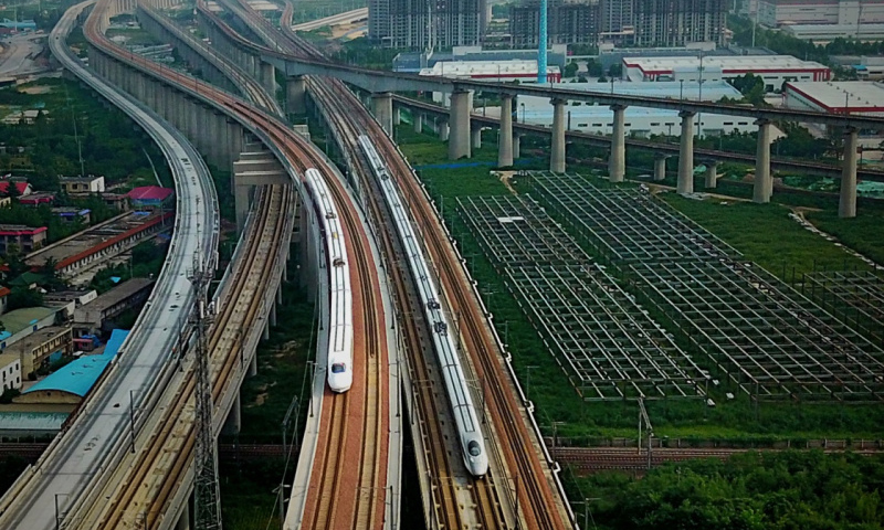 2017年8月17日，兩列動車組列車駛入鄭州東站。（新華社記者 李安 攝）