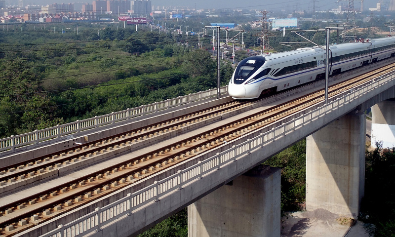 2017年8月17日，一列動車組列車行駛在徐蘭高鐵三門峽段。（新華社記者 李安 攝）