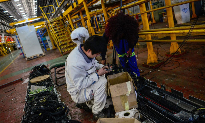 這是7月27日，中南兩國技術人員在南非比勒陀利亞南非運輸集團工廠進行機車接插件制作。（新華社記者 翟健嵐 攝）