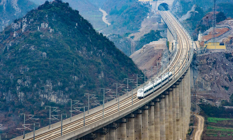 由昆明開往貴陽的G4136次列車經過貴州省安順市境內的水桶木寨特大橋（2016年12月28日 劉續 攝）。
