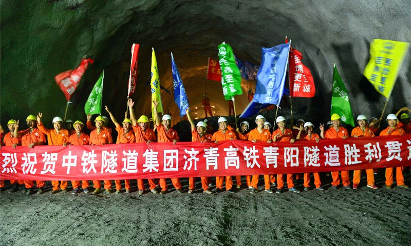 7月16日，工人在隧道貫通點慶祝隧道貫通。（董乃德 攝）