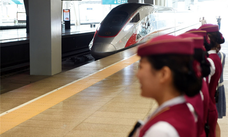 6月26日，中國標準動車組“復興號”在京滬高鐵兩端的北京南站和上海虹橋站雙向首發，分別擔當G123次和G124次高速列車。（新華社記者 鞠煥宗 攝）