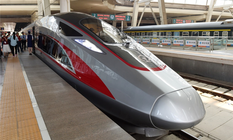 6月26日，在北京南站，“復興號”G123次列車等候出發。（新華社記者 鞠煥宗 攝）
