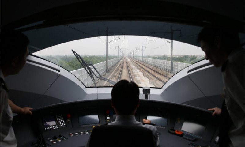 6月26日，工作人員在“復興號”G124次列車駕駛艙內駕駛列車。（新華社記者 丁汀 攝）