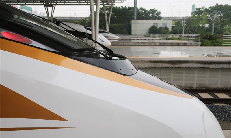 6月26日，“復興號”G124次列車停靠在上海虹橋火車站站臺。（新華社記者 丁汀 攝）