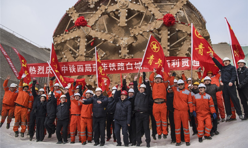 2018年1月26日，大斷面馬蹄形盾構機在中鐵四局集團蒙華鐵路白城隧道順利出洞，標志著異形盾構工法首次在我國黃土隧道得到成功應用。（新華社記者 陶明 攝）