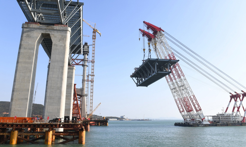 2018年1月22日，福建平潭海峽公鐵兩用大橋首跨3400噸鋼桁梁成功架設。圖為起重能力達3600噸的“大橋海鷗”號起重船在進行吊裝作業。（新華社記者 林善傳 攝）