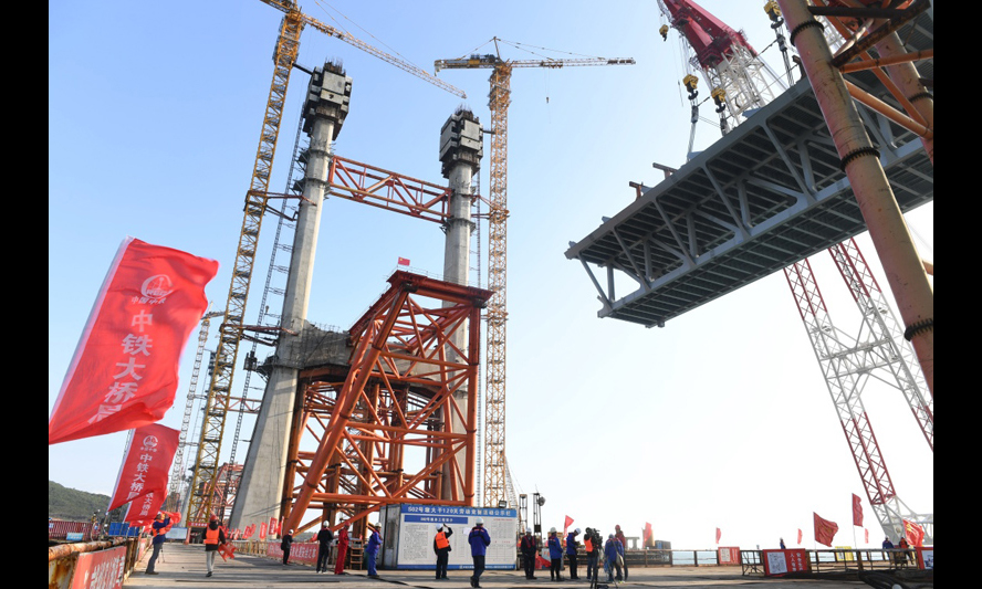 2018年1月22日，平潭海峽公鐵兩用大橋首跨3400噸鋼桁梁接近架梁橋墩。（新華社記者 林善傳 攝）