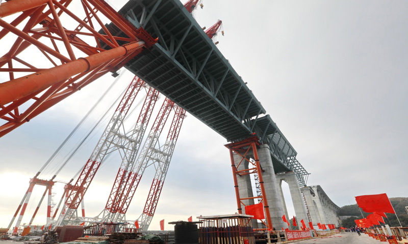 2018年1月22日，平潭海峽公鐵兩用大橋首跨3400噸鋼桁梁成功架設。（新華社記者 林善傳 攝）