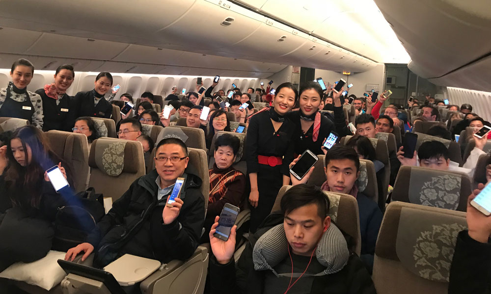 2018年1月18日00:16，全民航最早起飛的跨零點“空中開機”航班——17日中午起飛的MU587上海紐約航班旅客共同迎來18日0點空中開機時刻，東航MU553航班從上海浦東起飛，飛往巴黎。該航班成為中國民航歷史上首個正式公告全程允許使用智能手機等便攜式設備的航班。