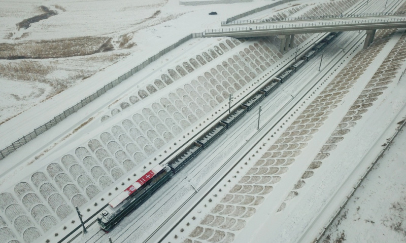 2018年1月16日，中國鐵建二十二局的軌道作業車行駛在哈牡高鐵上。（新華社記者 邢廣利 攝）