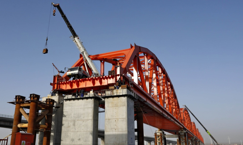 由中鐵大橋局承建的官廳水庫特大橋全長9077米，是京（北京）張（張家口）高鐵重要節點工程。（新華社記者 楊世堯 攝）