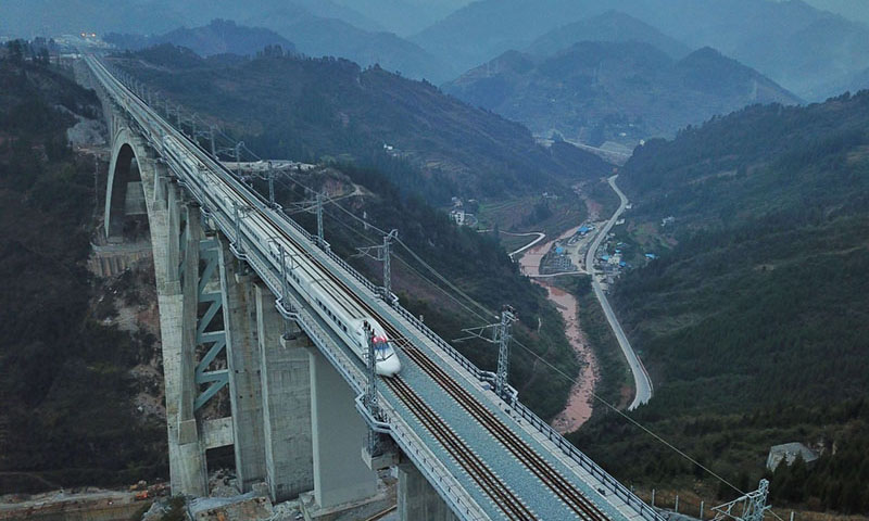 橋上線路為雙線，主橋采用X形“提籃式”拱橋設計，最大跨度370米，為國內同類型橋梁跨度第一。（新華社記者 劉續 攝）