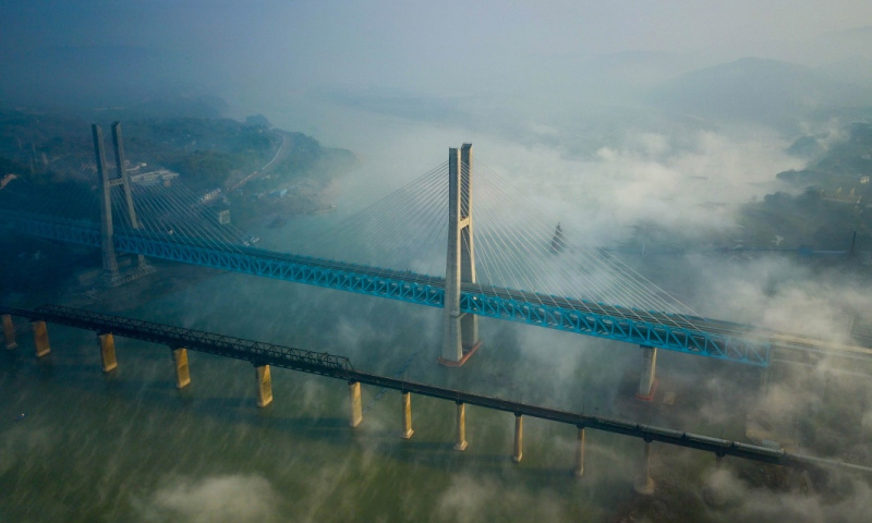 圖為新白沙沱長江特大橋（右）和修建于20世紀50年代的白沙沱長江大橋（左）。（新華社記者 韓曄 攝）