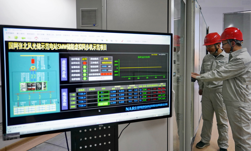 12月27日，國家風光儲輸示范電站工人在具備虛擬同步機功能的新能源電站控制機房工作。（新華社記者 楊世堯 攝）