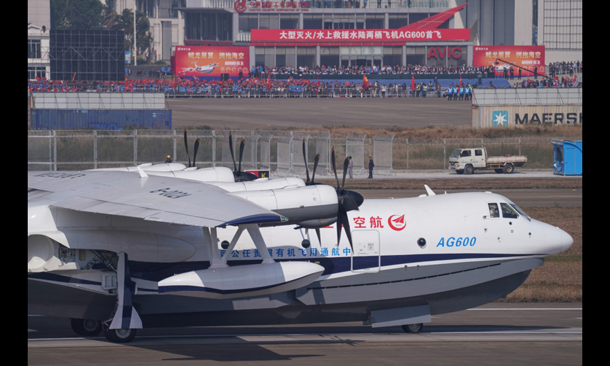 12月24日，大型滅火／水上救援水陸兩棲飛機“鯤龍”AG600在珠海首飛成功，順利降落。（新華社記者 劉大偉 攝）
