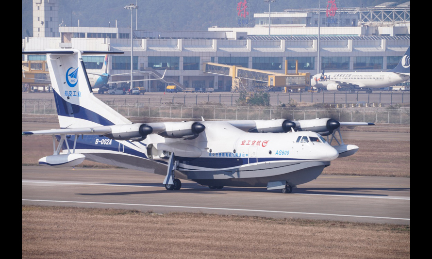 12月24日，大型滅火／水上救援水陸兩棲飛機“鯤龍”AG600在珠海首飛成功，順利降落。（新華社記者 劉大偉 攝）