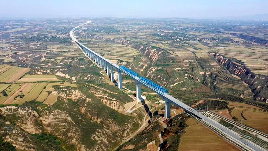 12月26日，由中國鐵建所屬鐵一院獨家設計，中鐵十二局、中國鐵建大橋局、中鐵十四局、中鐵十九局、中鐵二十一局、中鐵二十二局、中鐵建電氣化局等單位參建的我國一次性新建里程最長的有砟高速鐵路——銀（川）西（安）高鐵全線通車運行。圖為莫谷河2號特大橋。
