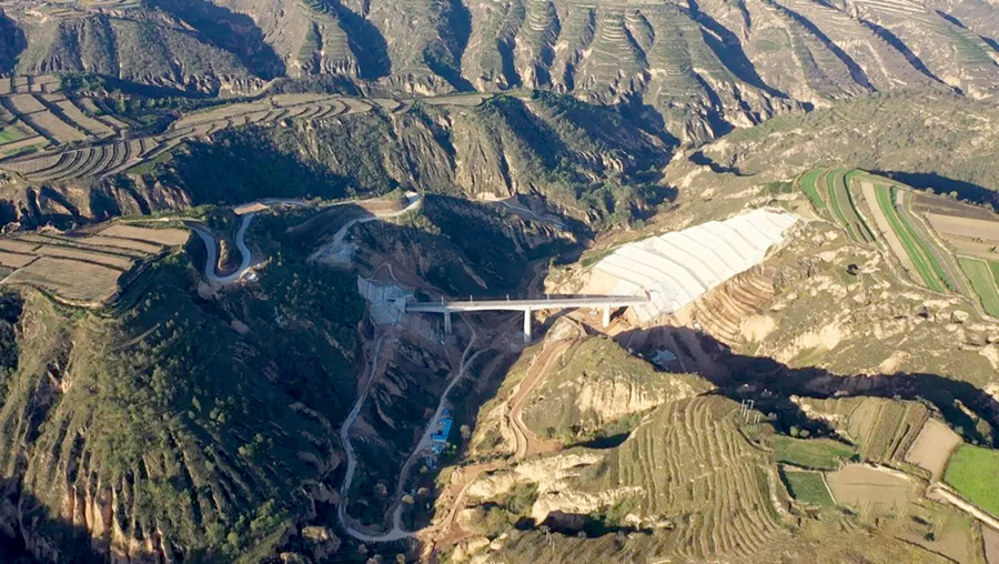 銀西高鐵全長617公里，設計時速250公里，預留350公里提速條件，是國家中長期鐵路網規劃中“八縱八橫”高鐵網包（銀）海通道的重要組成部分，也是串聯陜甘寧革命老區的首條高速鐵路。圖為上閣村隧道穿越董志塬。