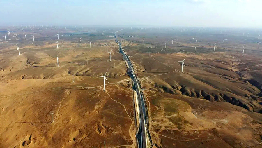 全線設銀川、銀川東、河東機場等18座車站，銀川至西安間最快旅行時間將由原先的11小時45分縮短至3小時4分，極大地便利了沿線群眾出行。圖為運行中的銀西高鐵。