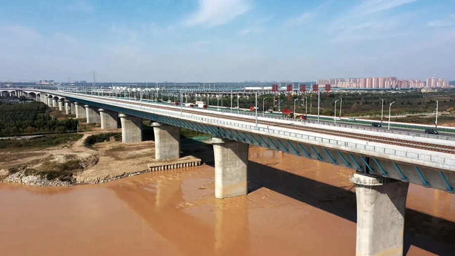 為切實將銀西高鐵打造成我國西部地區高速鐵路的示范工程，鐵一院組建了以全國工程勘察設計大師領銜的核心技術骨干團隊，在設計過程中充分貫徹“綠色、智能、精品、人文”的設計理念，結合沿線經濟社會發展需求，深入細致研究比選設計方案。工程設置中，因地制宜，首次在超過250公里時速的高速鐵路中采用有砟軌道的建設方案。圖為咸陽渭河特大橋。