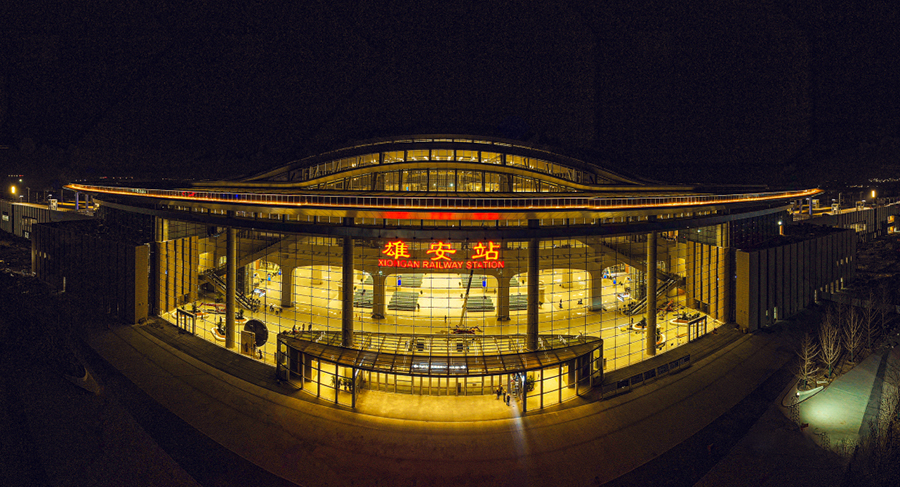 京雄城際鐵路是連接北京和雄安新區的第一條外部主干鐵路線路。自北京西站引出，經過既有京九鐵路至李營站，接入新建高速鐵路線路，向南途經北京市大興區、河北省廊坊市、霸州市至雄安新區，線路全長91公里，最高設計時速350公里，其中北京西至大興機場段已于2019年9月26日開通運營。此次開通的大興機場至雄安新區段長59公里，設大興機場、固安東、霸州北、雄安4座車站。圖為雄安站夜景。