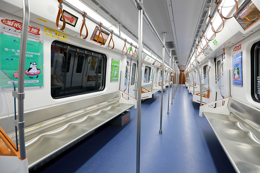 成都地鐵6號線選用了目前載客量最大的A型8輛編組車，列車全長185米，有8個車廂，最大載客量可達3456人，是成都目前載客量最大的地鐵列車。