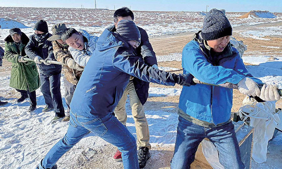 零下10℃、零下20℃、零下30℃！滴水成冰、手足皸裂！兵裝人不畏嚴寒，“雪”戰到底。冰雪寒冬日，任務進行時……為保證各項課題、項目通過結題驗收，兵器裝備集團所屬重慶紅宇試驗保障團隊最近3個月連續堅守西北某試驗場，搶抓時間，做好試驗保障工作，獲取產品寶貴的試驗數據。（羅陳成 攝）  