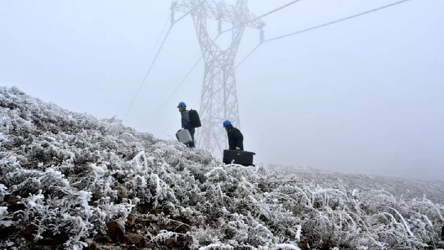 12月15日，南方電網云南昭通供電局特巡人員前往重冰區對110千伏線路開展覆冰線路巡視。（賈理要 馬莎 攝）
