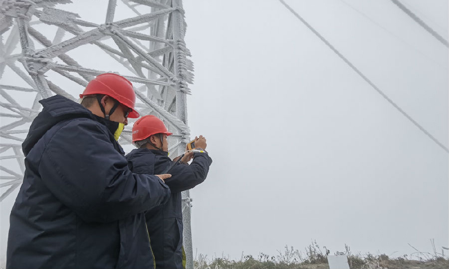 12月16日，南方電網貴州都勻供電局輸電管理所觀冰小組到110千伏螺甘線進行觀冰工作。（龔雅琴 攝）