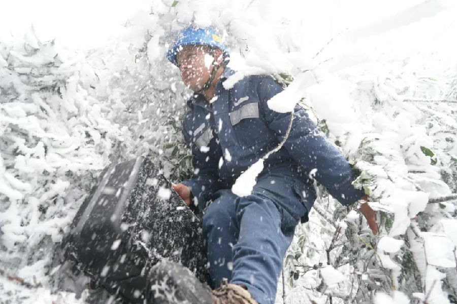 近日，受較強冷空氣影響，南方大部分地區出現入冬以來最寒冷天氣，雨雪冰凍對電網安全運行造成影響。面對迎峰度冬電網大負荷和輸電線路覆冰的雙重挑戰，南方電網提前落實風險防控措施，積極應對災害天氣，嚴守電網安全“生命線”，確保民生用電不受影響。圖為12月17日，南方電網廣西桂林靈川供電局大圩供電所工作人員對海拔1200多米的靈川縣大境瑤族鄉笑天獅臺區及10千伏線路進行覆冰巡視。（莫曉姣 攝）