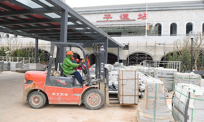 圖為12月7日，中鐵一局工人在福平鐵路平潭一體化綜合交通樞紐運送地面石材。（新華社記者 宋為偉 攝）
