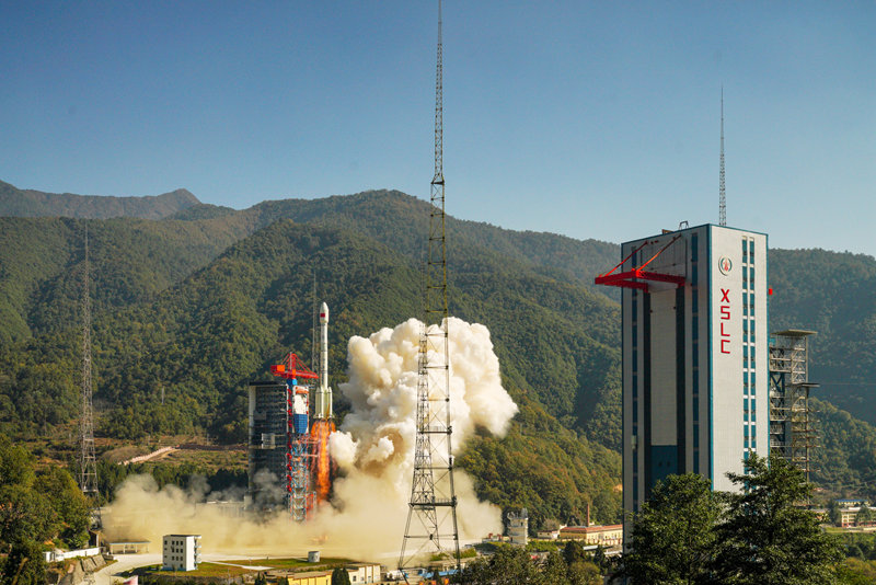 12月6日11時58分，我國在西昌衛星發射中心用長征三號乙運載火箭，成功將高分十四號衛星送入預定軌道，發射獲得圓滿成功。新華社發（郭文彬 攝）
