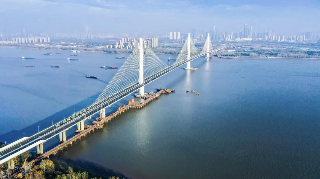 南京長江五橋是世界首座鋼混組合索塔斜拉橋，是205國道和312國道的過江通道，設計雙向六車道，主要滿足城際交通。大橋通車后，將助力南京打造“繞城快速一環”，緩解過江壓力，支持南京江北新區建設，同時對推動長江經濟帶發展，完善國家干線公路和長江下游地區過江通道布局具有重要意義。   圖為南京長江五橋。
