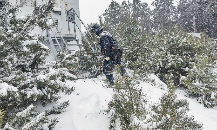龍源黑龍江驛馬山風電場員工頂風冒雪前往風機位檢修。（譚鈞天 攝）