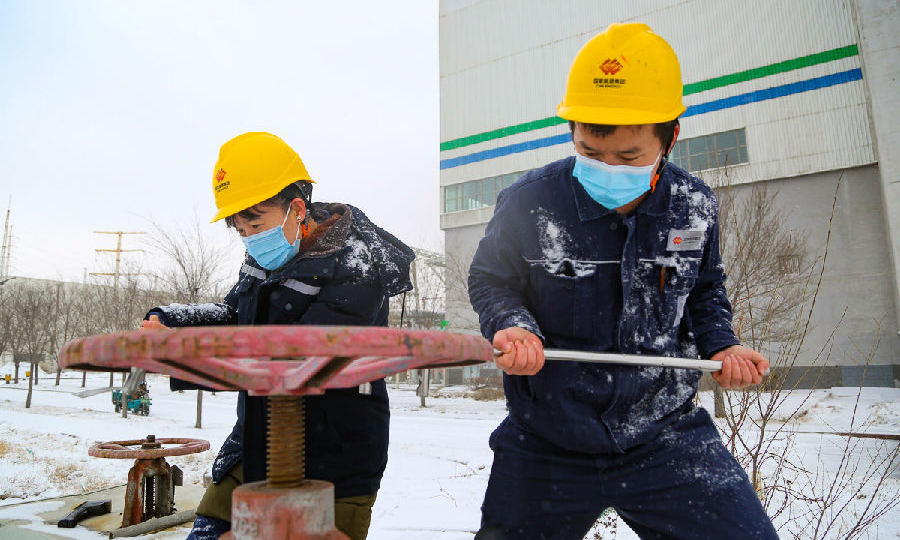 新疆能源紅雁池公司運行部員工調整供暖疏水閥門，確保嚴寒天氣供熱壓力穩定。（沃利森 攝）