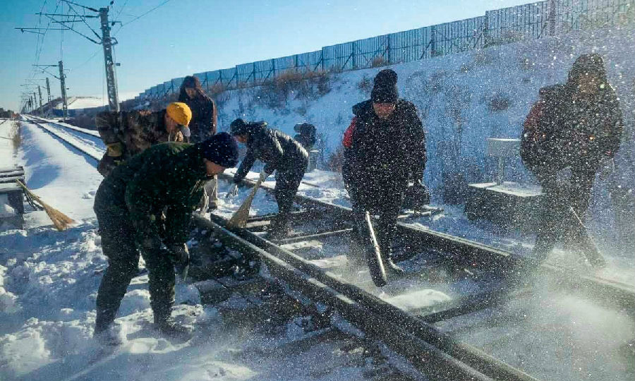 大雁公司成立“風雪突擊隊”，及時清理鐵路沿線積雪，確保鐵路暢通。（鄒偉 攝）