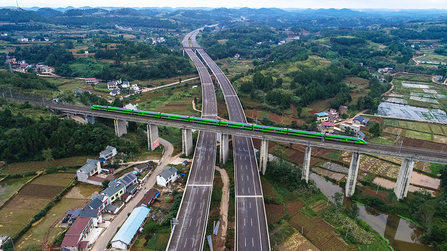 德簡高速的建成通車，將進一步打通西部經濟建設樞紐，更好融入成渝地區雙城經濟圈，讓財富動脈更加暢行。同時對完善國家和四川省高速公路網，強化天府新區輻射帶動作用，加快城市群發展，促進旅游等優勢資源開發，提高搶險救災交通保障能力等具有重要意義。圖為五龍環溪河特大橋。