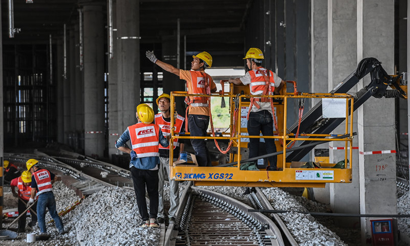 圖為11月9日，施工人員在廣州市地鐵18號線隴枕停車場架設梁下管道。（新華社記者 劉大偉 攝）